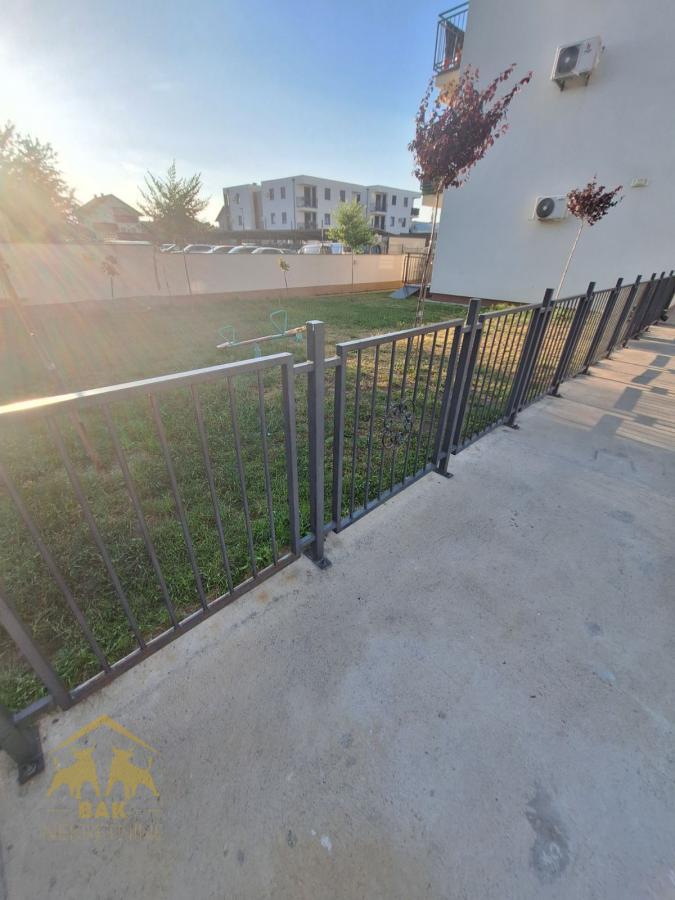 Prostran četvorosoban stan sa ograđenom terasom na Veterničkoj rampi