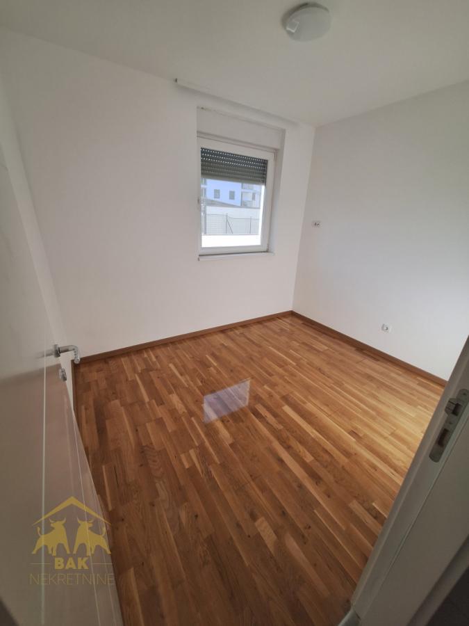 Prostran četvorosoban stan sa ograđenom terasom na Veterničkoj rampi