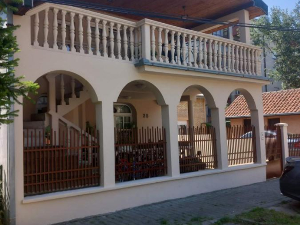 Prostrana kuća na Detelinari