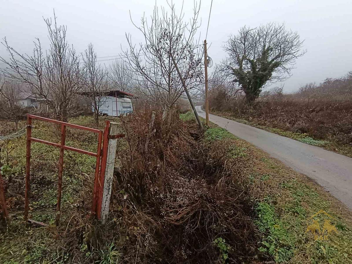 Ravan ograđen plac u Sremskoj Kamenici, Livade