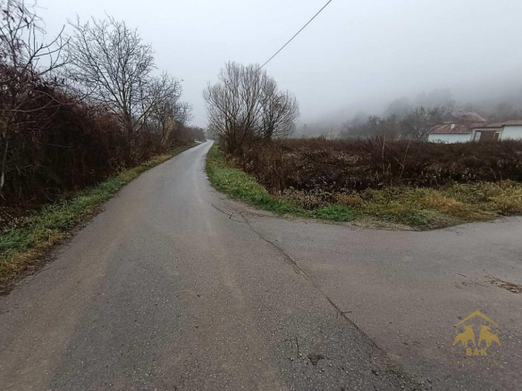 Ravan ograđen plac u Sremskoj Kamenici, Livade