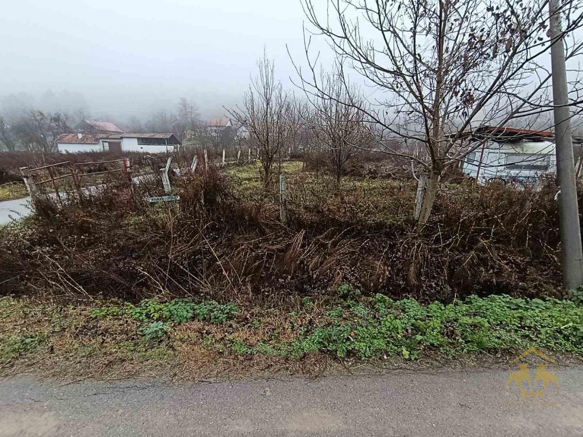 Ravan ograđen plac u Sremskoj Kamenici, Livade