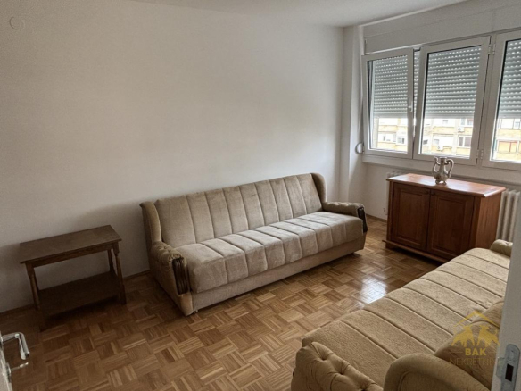 Renoviran i opremljen stan na Bulevaru Oslobodjenja