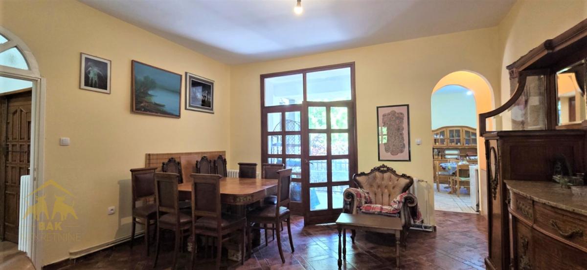 Salonski dvosoban stan u strogom centru grada