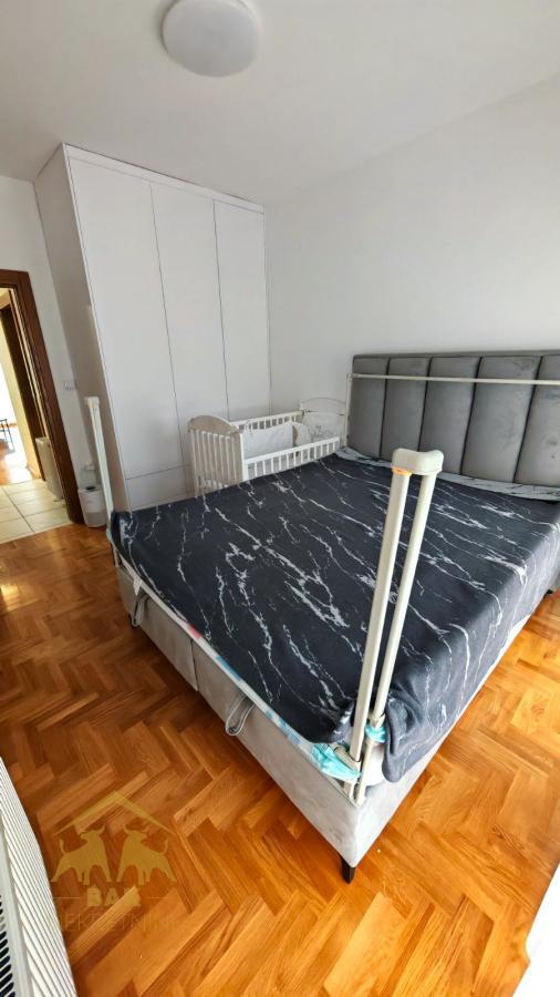 Sjajan namešten dvosoban stan na Adicama