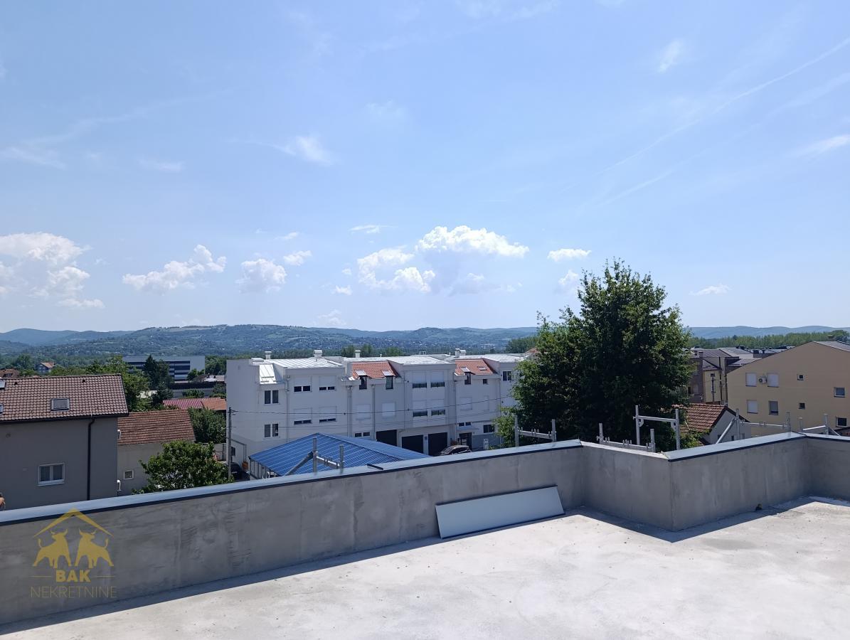 Troiposoban stan u izgradnji na Adicama sa krovnom terasom