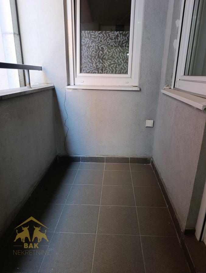 Trosoban stan na Grbavici sa parking mestom