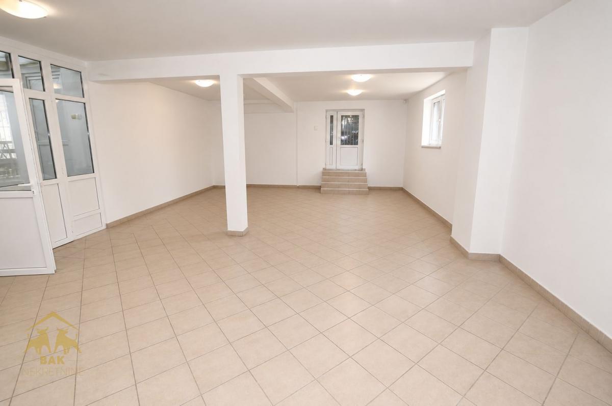 URBANA VILA SA POSLOVNIM PROSTOROM, PRVI RED DO NOVOG NASELJA
